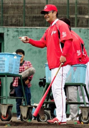 投手陣へのノックで笑顔をみせる緒方監督＝東光寺（撮影・市尻達拡）