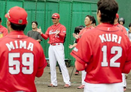 秋季キャンプを終え、一本締めを行う緒方監督（撮影・市尻達拡）