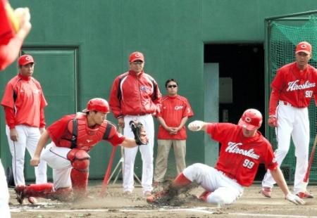 実戦守備・走塁練習を見守る緒方監督。捕手・会沢、走者・中村憲（撮影・市尻達拡）