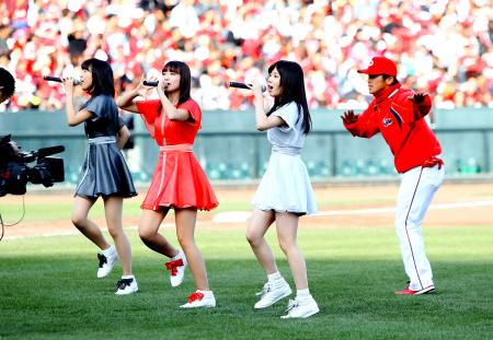 　赤マルダッシュ☆のライブに乱入？した上本（右）