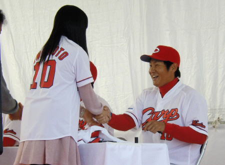 サイン会でファンと握手する岩本＝広島市内