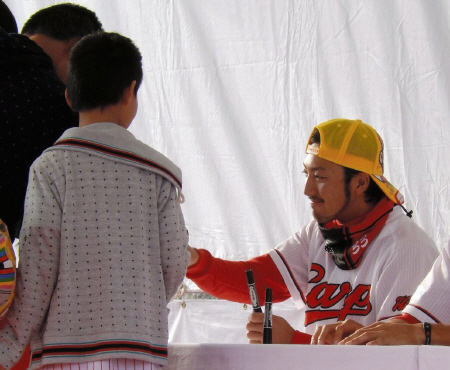 イベントでサイン会を行った菊池＝広島市内