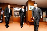 　湯崎広島県知事（右）を表敬訪問した（左から）松田オーナーと緒方監督（撮影・出月俊成）