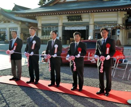 関係者とともにテープカットを行う池谷公二郎氏（左端）と前田智徳氏（右端）