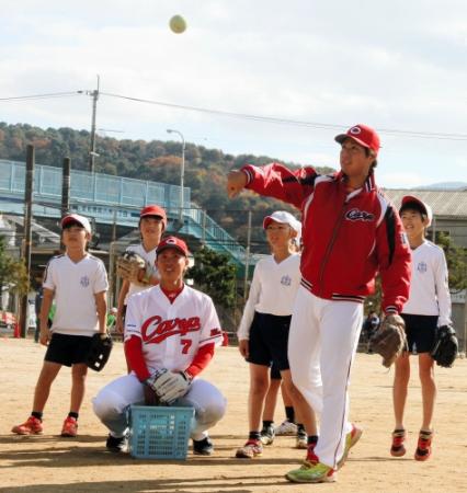 ８月の広島土砂災害で避難所となった安佐南区の梅林小学校を訪れ、児童とふれあう野村（右）と堂林（左）＝梅林小学校（撮影・市尻達拡）