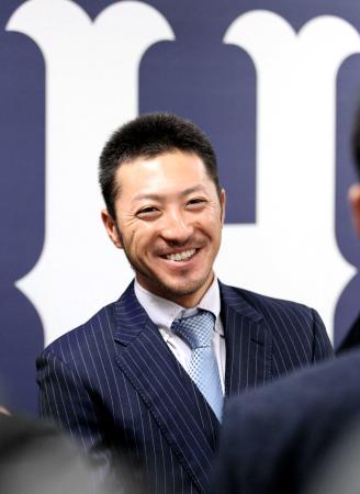 契約更改後、報道陣に囲まれ笑顔を見せる菊池（撮影・北村雅宏）