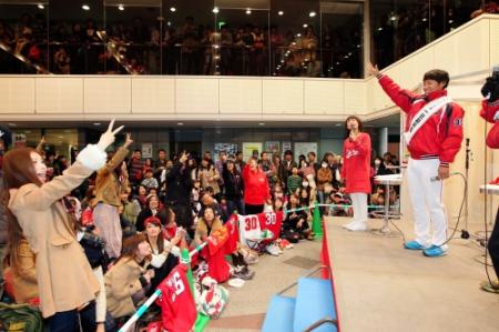 トークショーに出演し、じゃんけん大会でファンとふれ合う広島・一岡竜司＝ウインズ広島（撮影・出月俊成）