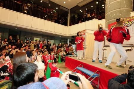 馬のかぶり物をして登壇した（右から）広島・木村昇吾と広島・一岡竜司＝ウインズ広島（撮影・出月俊成）