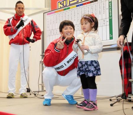 トークショーのじゃんけん大会で勝った女の子の隣でＶサインを見せる一岡（左は木村）＝撮影・出月俊成