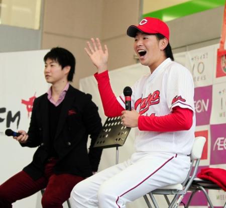 広島ＦＭのイベントで恩師を見つけ、驚きながら手を振る広島・大瀬良大地＝広島市南区のイオン宇品（撮影・出月俊成）