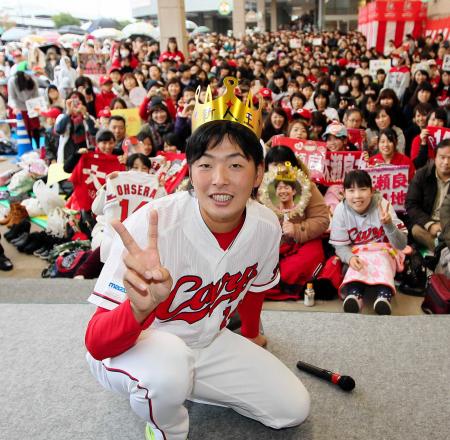 　広島ＦＭのイベントでファンからもらった新人王の王冠をかぶり、記念撮影をする大瀬良（撮影・出月俊成）