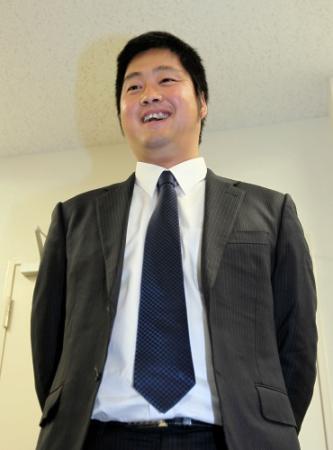 契約を更改し、会見で笑顔を見せる広島・中崎翔太＝マツダスタジアム（撮影・出月俊成）