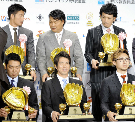 　３年連続４回目のゴールデングラブ賞受賞となり、笑顔を見せる前田（中央下）＝撮影・会津智海