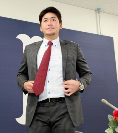 記者会見を終えた広島・会沢　翼＝マツダスタジアム（撮影・北村雅宏）