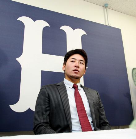 　契約更改を終え、記者の質問に答える会沢（撮影・北村雅宏）