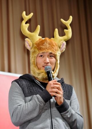 トナカイのかぶり物をしてあいさつする広島・鈴木誠也＝スペースＦＳ汐留（撮影・園田高夫）