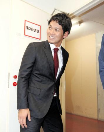 　大幅増に笑顔を見せながら会見場を後にする小窪（撮影・出月俊成）