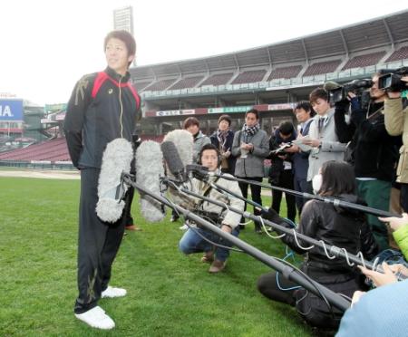 インタビューの途中で球場を見渡す広島・野間峻祥＝マツダスタジアム（撮影・出月俊成）