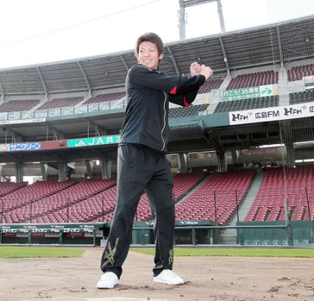 マツダスタジアムの打席に立ち、笑顔を見せる広島・野間峻祥＝マツダスタジアム（撮影・出月俊成）