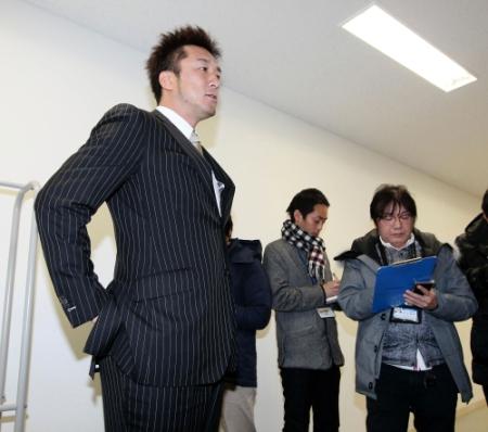 契約更改を終え、会見する広島・永川勝浩＝マツダスタジアム（撮影・出月俊成）