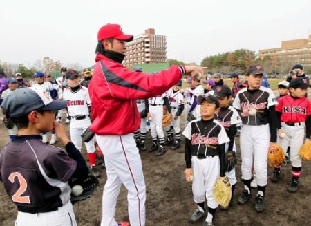 ＪＡ共済の野球教室で子供たちを指導する広島・大瀬良大地（中央）＝広島大学東広島キャンパス野球場（撮影・出月俊成）