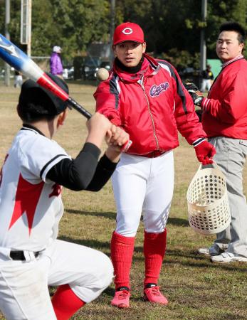 　野球教室で子供たちの打撃指導をする田中（撮影・出月俊成）