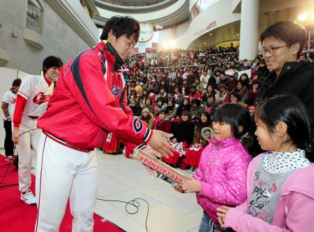 　小さなカープ女子にプレゼントを手渡す一岡（左）＝撮影・出月俊成