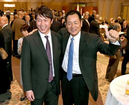 　駒大野球部の優勝祝賀パーティーに出席した中畑監督（右）と新井