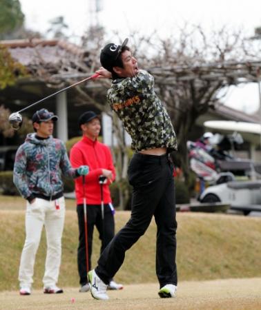 　チャリティーゴルフに参加した前田はティーショットに失敗し絶叫（撮影・出月俊成）