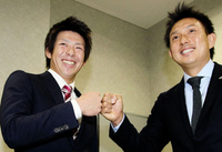 メジャーリーガーの川崎と笑顔でグータッチを交わす野間（左）