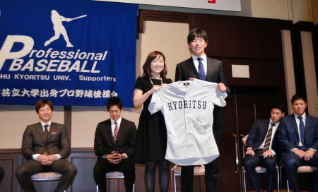 　九州共立大出身プロ野球選手後援会「第１１回選手との集い」で、抽選に当たったカープ女子と笑顔で写真に納まる大瀬良
