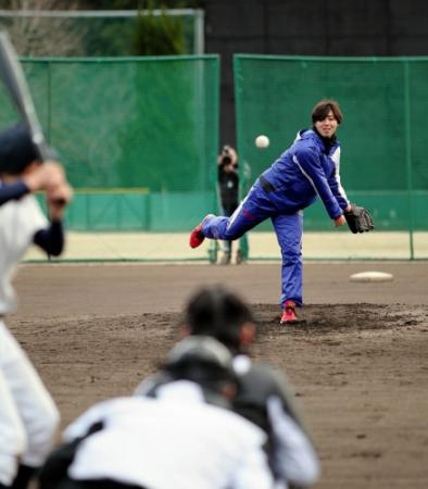 広陵高校有志の会・野球教室で野球少年相手に、久しぶりに巨人・小林誠司（手前）とバッテリーを組んだ広島・野村祐輔＝広島市安佐南区の広陵高校（撮影・北村雅宏）