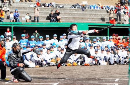 　広陵高校有志の会・野球教室でハッスルする上本