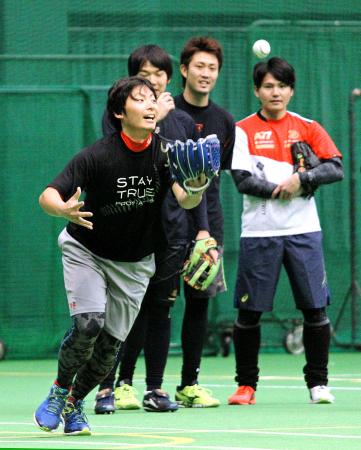 　ノックの打球を必死に追う一岡（左）。後方は右から杉内、江柄子、山崎勝（撮影・市尻達拡）