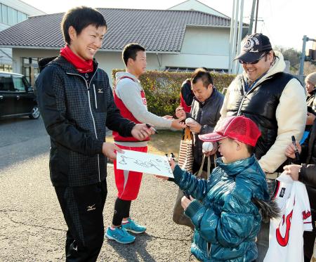 　集まったファンにサインをする（左から）飯田と塹江