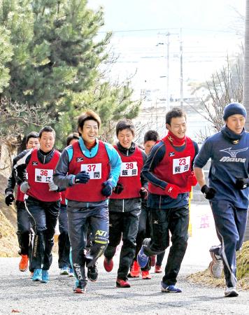 　宮島の海を背に笑顔でランニングする野間（中央左）＝撮影・出月俊成