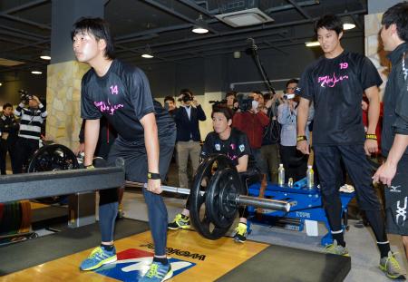 　藤浪（右）、前田（中央奥）らとトレーニングに励む大瀬良（撮影・吉澤敬太）