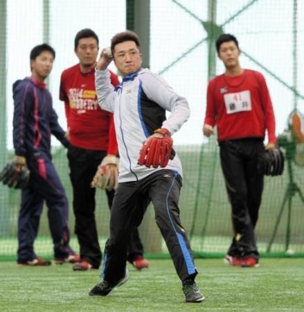 ノックのボールを受ける永川（撮影・北村雅宏