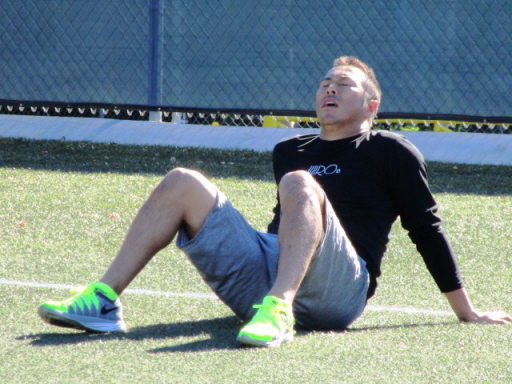 　約２時間半のハードなトレーニングを終えて座り込む黒田（撮影・小林信行）