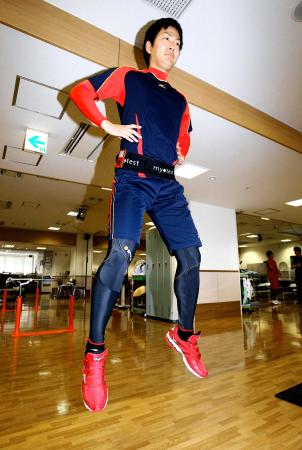 　瞬発力と反応の測定をする飯田（撮影・出月俊成）