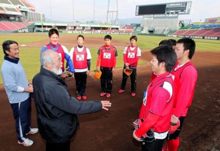 野間（手前右）ら新人たちを激励した安仁屋ＯＢ会長（手前左）＝撮影・出月俊成