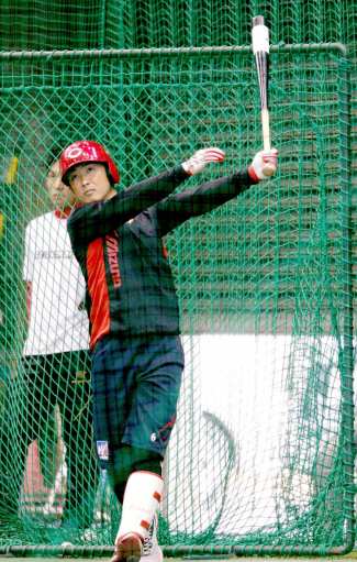 　合同自主トレに合流し、フリー打撃を行う梵（撮影・市尻達拡）　