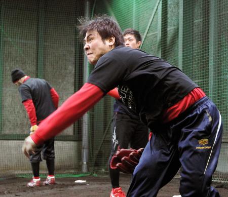 　ブルペンで熱のこもった投球をする江草（撮影・出月俊成）