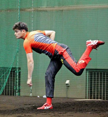 　今年初めてブルペン入りし力投する戸田