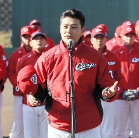 歓迎セレモニーで力強くあいさつする広島・緒方孝市監督＝日南（撮影・出月俊成）