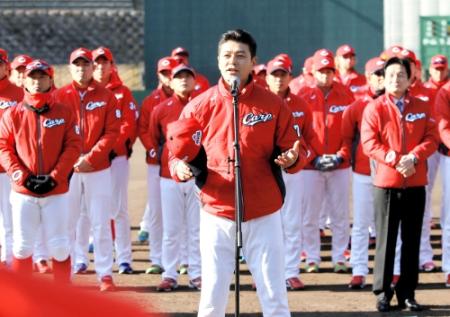 歓迎セレモニーで力強くあいさつする緒方監督（撮影・出月俊成）