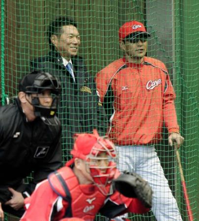 ブルペンで広島・緒方孝市監督（右）と並んで視察する小久保・日本代表監督＝日南（撮影・出月俊成）