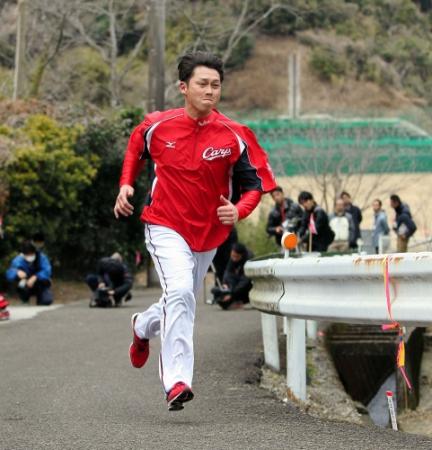 ひとり黙々と坂道ダッシュを繰り返す広島・新井貴浩＝日南（撮影・出月俊成）