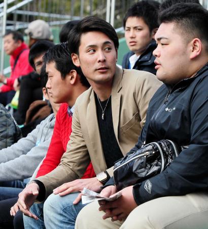 　広島キャンプを訪れた明大・上原（中央）