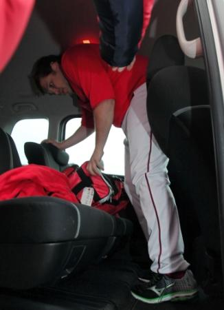 練習の途中で引き揚げる広島　マイク・ザガースキー＝日南（撮影・出月俊成）